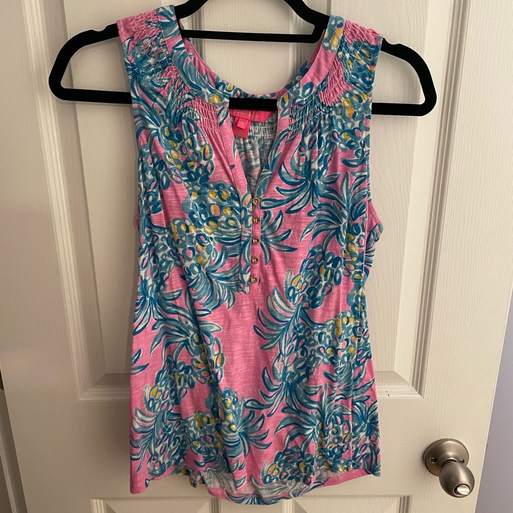 Lilly Pulitzer pink pineapple pattern. Size M